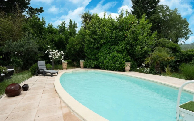 Majestic Holiday Home in Laroque With hot tub