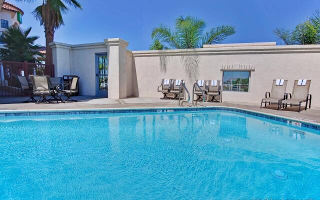 Holiday Inn Express & Suites Corona by IHG