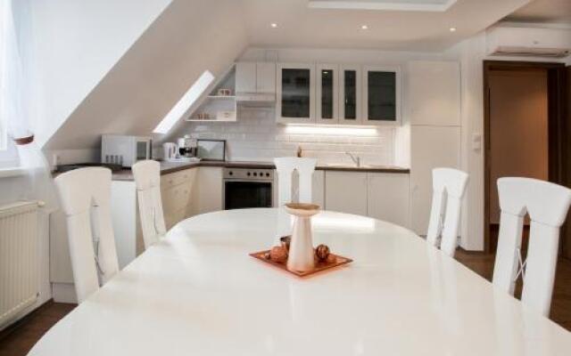 Riverside flat with King Castle view