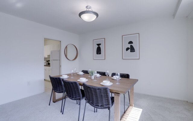 Sensational & Modern apt in Crystal City