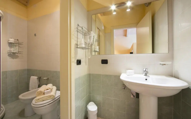 Yellow Apartment Desenzano With Smart TV