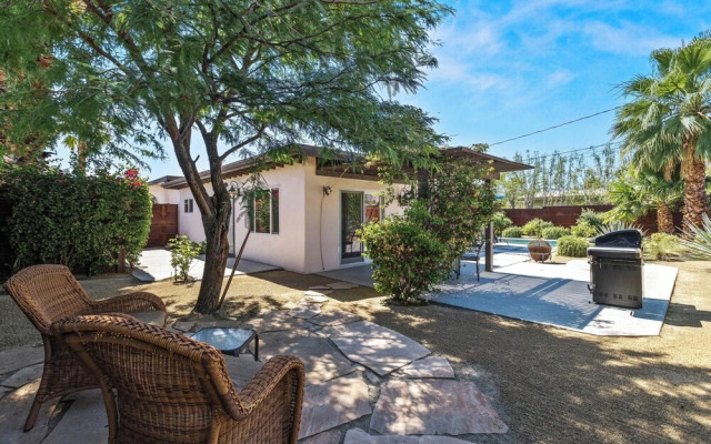 Cozy Desert Bungalow