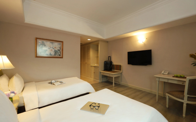 Berjaya Waterfront Hotel - Image 6