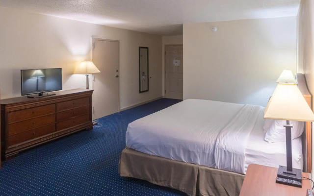 Cottonwood Suites Savannah Hotel & Conference Center