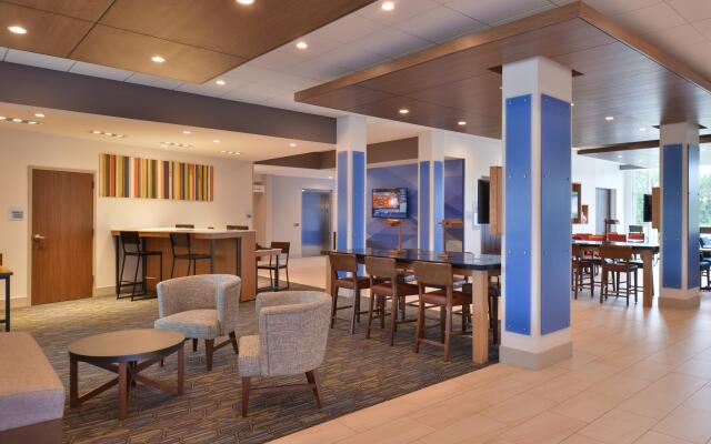 Holiday Inn Express & Suites Omaha Airport