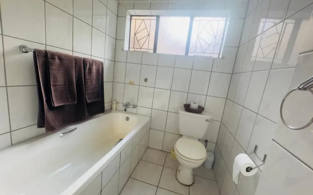Room-busa House Self Catering Guest Hous