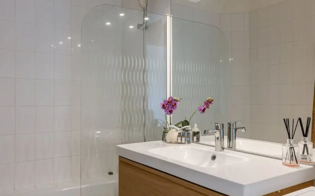 Huswell - Bright Stylish Apartment With Balcony