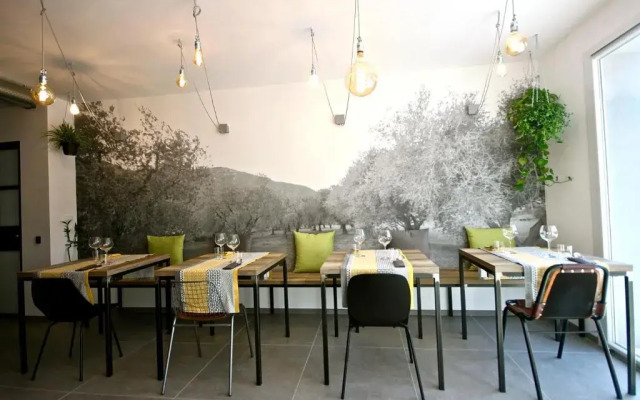 Pove 2.4 Hotel
