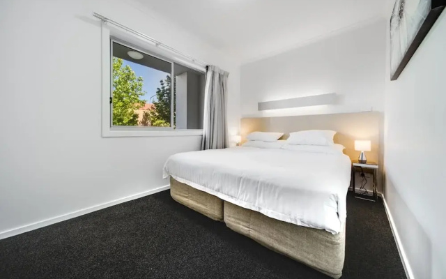 Spacious 2-bed Conveniently by Lake Tuggeranong