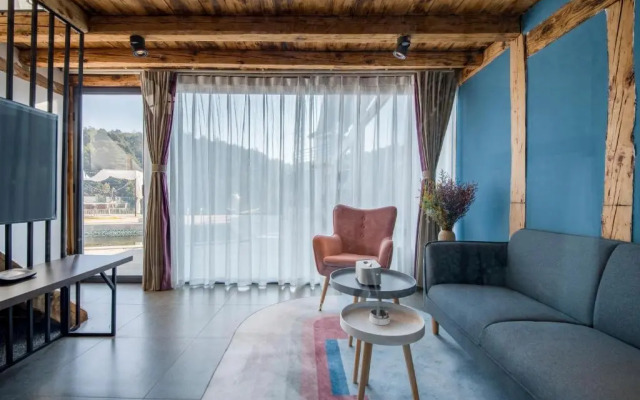 No Flowers Boutique Hostel