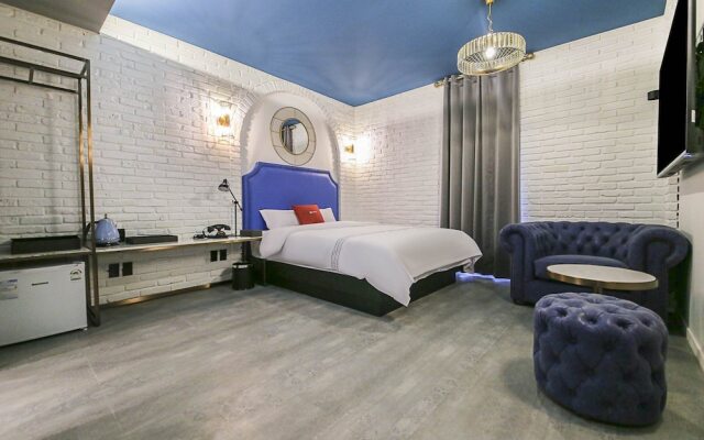 Lerocherrouge Hotel