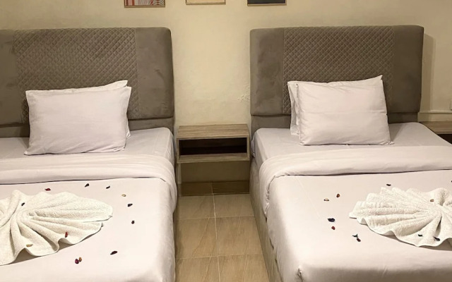 Seven Pyramids Inn