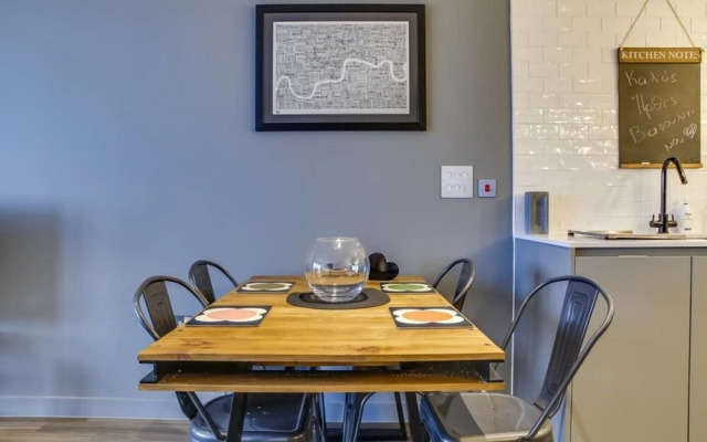 Modern 2bed W/balcony Sleeps 6 in Hackney