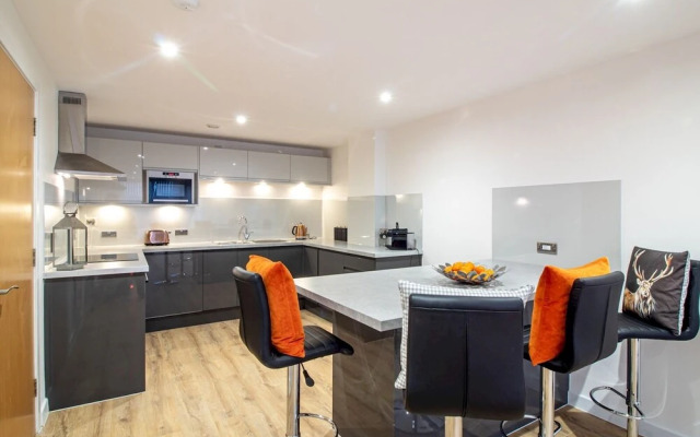 Stylish + Modern 2BR Riverside Apt, Free Parking