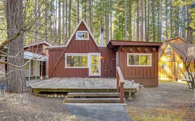 Quaint + Rustic A-frame < 5 Mi to Plumas-eureka!