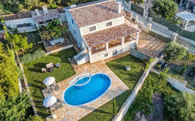 Luxury Villa Irida