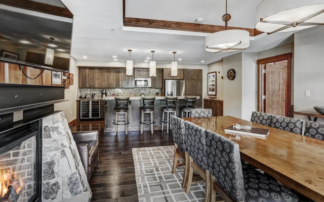 One Ski Hill Place S8421