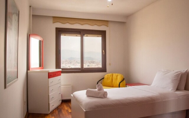 Vibrant Flat Near Trendy Attractions in Karsiyaka