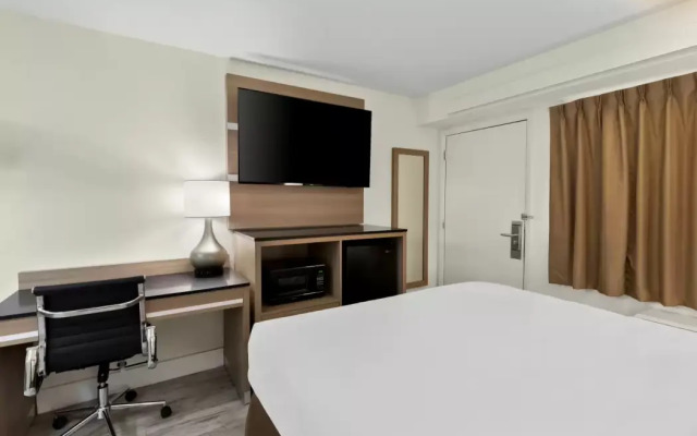 Clarion Pointe Kennesaw Town Center