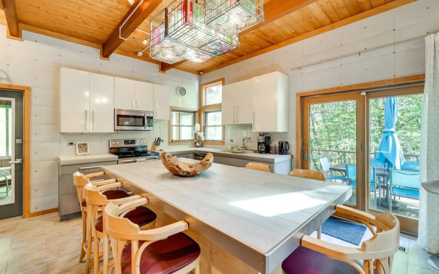 Gorgeous Bushkills Lodge w/ Pool Access!