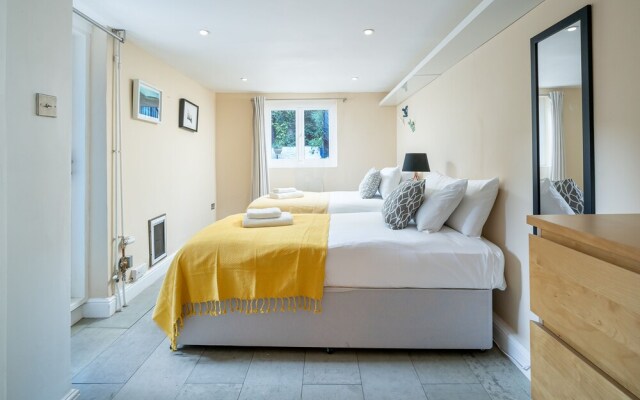 JOIVY Elegant 4 Br House W/Deskspace, Moments From Angel
