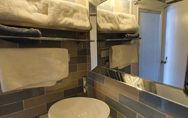 JUST-4-YOU! amazing sea views, WIFI, fullly air-conditioned, king bed