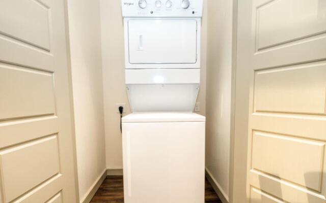 RockNRoll Penthouse Suite l Awesome Apt downtown.