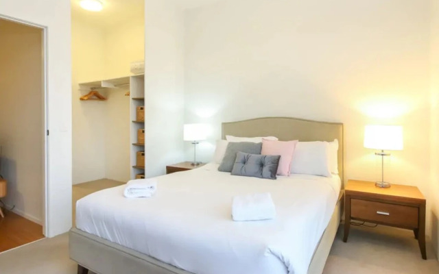 Luxury 1 Bedroom Top Floor Apartment With Balcony