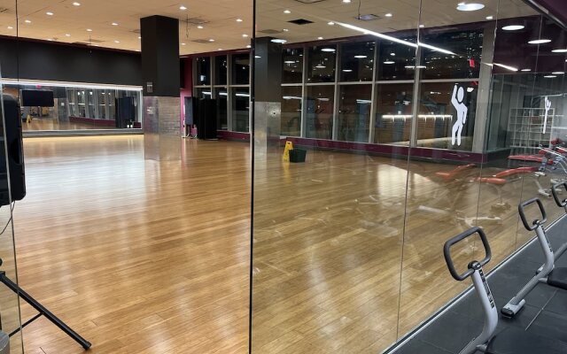 Atlas Suites - Bay & College