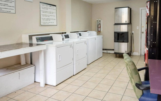 Econo Lodge Inn & Suites