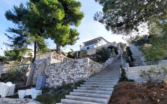 Inviting 3-bed Apartment in Okrug Donji Beachfront