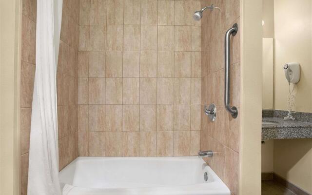 Travelodge Inn & Suites by Wyndham Gardena CA