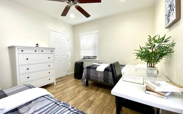 10 Min To The Beach! Perfect For A Family Or Friend Group. Self Check-in & Recently Renovated 2 Bedroom Apts by RedAwning