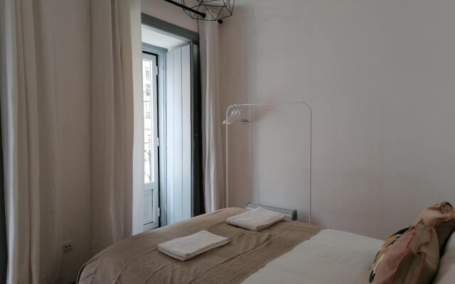 Stunning Apartment With Yard in Alfama