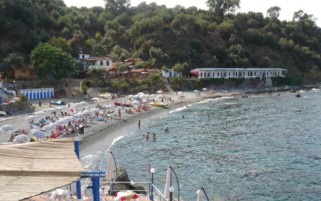 Cirucco Bay Hotel & Camping