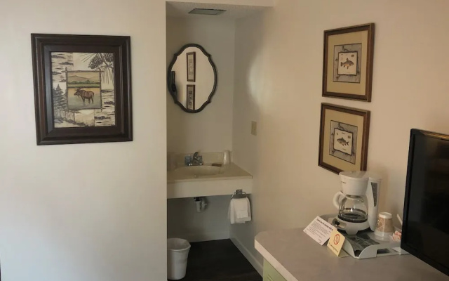Harbor's Edge Motel
