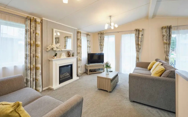 Host Stay Woodpecker Lodge