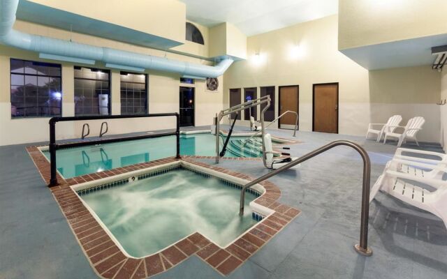 Super 8 Motel - Tulsa Downtown East