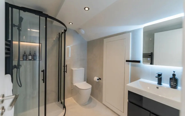 Luxury 8 Bed Home Manchester