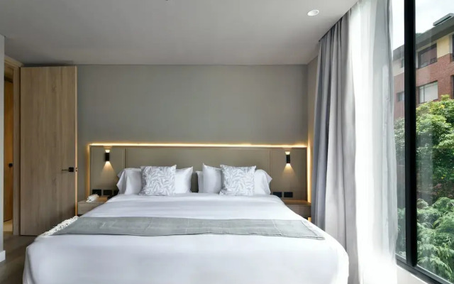 w Stunning 1BR w/ Radiant Deco in Unicentro