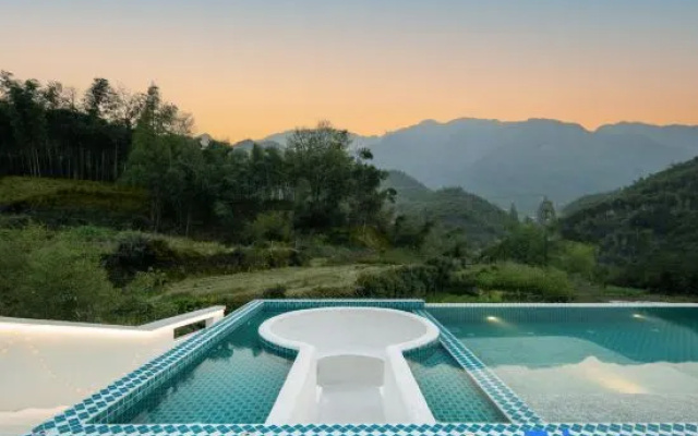 Shili Yunshe · INS Designer's Light Luxury Hot Spring Resort & B&B (Anji Yunshang Grassland Branch) – Pool – Huzhou