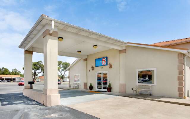 Motel 6 Hinesville, GA