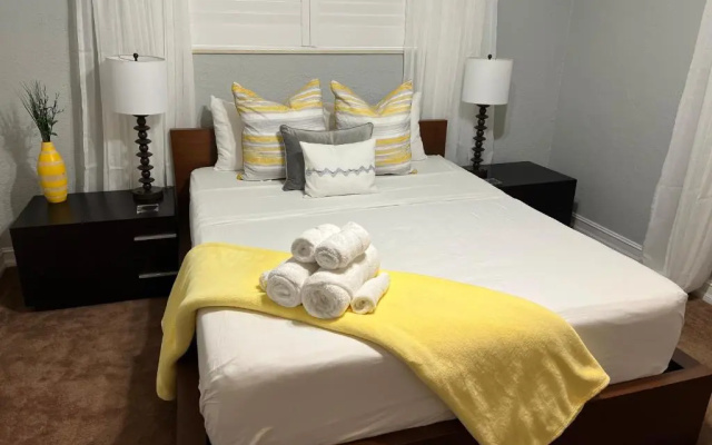 Stunning 3-bed House in Hollywood With hot tub