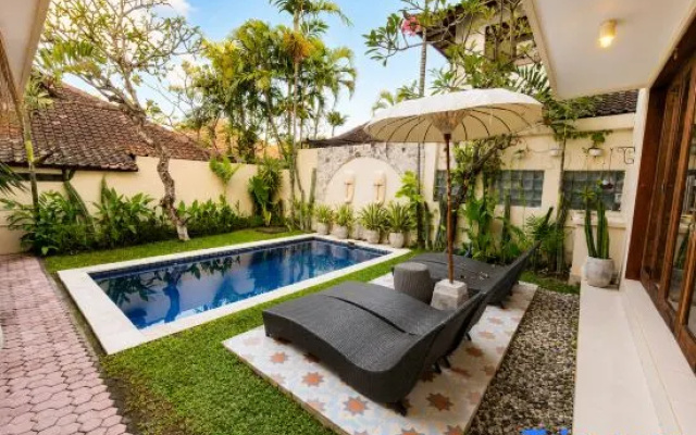 Seminyak Double6 Beach 5BR Villa - pool & parking