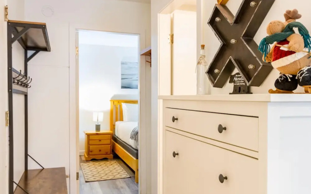 Cute and Cozy, Walk to Gondola Ski in Out