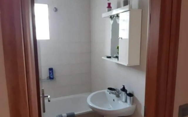 Εclectic Apartment 8fr (free parking)