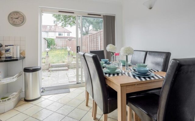 Impeccable 4-bed Apartment in Hornchurch