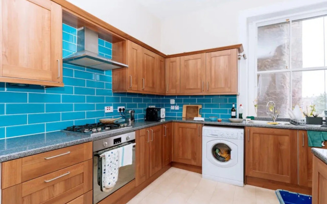 Spacious 3 Bedroom Flat in Edinburgh