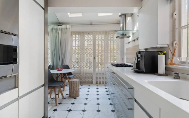 Spacious Designer 2 Bedroom Maisonette With Garden in Chelsea, London