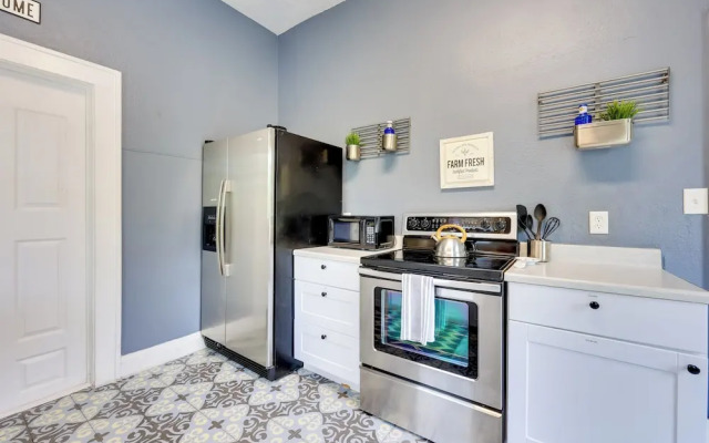 Charming Jacksonville Home ~ 2 Mi to Downtown!